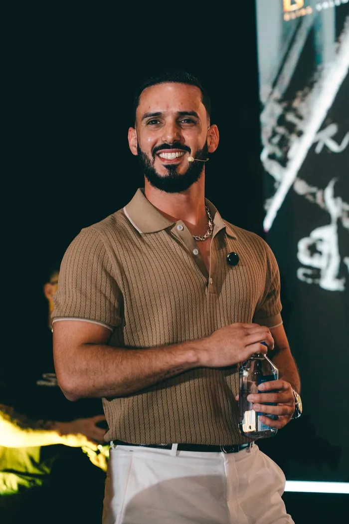 Elías Valentín sonriendo en el escenario de La Fórmula del Éxito